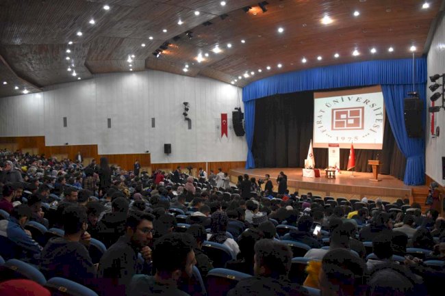 eski Başbakan Binali Yıldırımın Fırat Üniversitesi Öğrencileri ile Söyleşi için Bir Araya Gelmesi