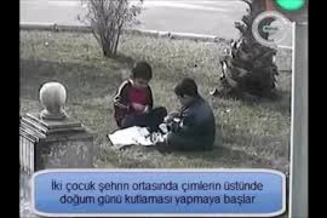 mobese kameralarına yakalanan iki çocuğun doğum günü kutlama çabası